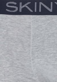 Szare majtki wykonane z jerseyu z granatowym elastycznym paskiem w talii z napisem "SKINNY" w jasnoszarym druku, gładka tekstura i regularny krój.