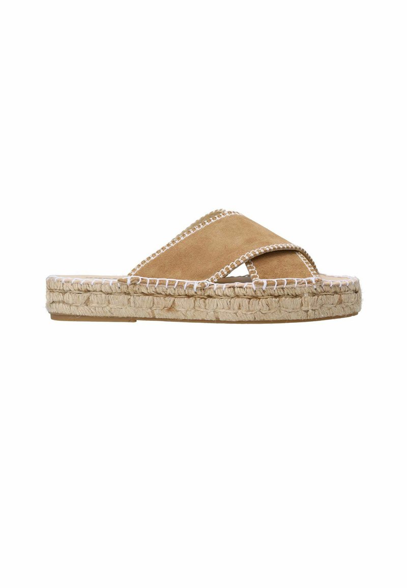 Tan suède slide sandalen met een kruisband ontwerp. Espadrille-stijl gevlochten jute zool. Witte stiksels langs de randen. Platte hak.