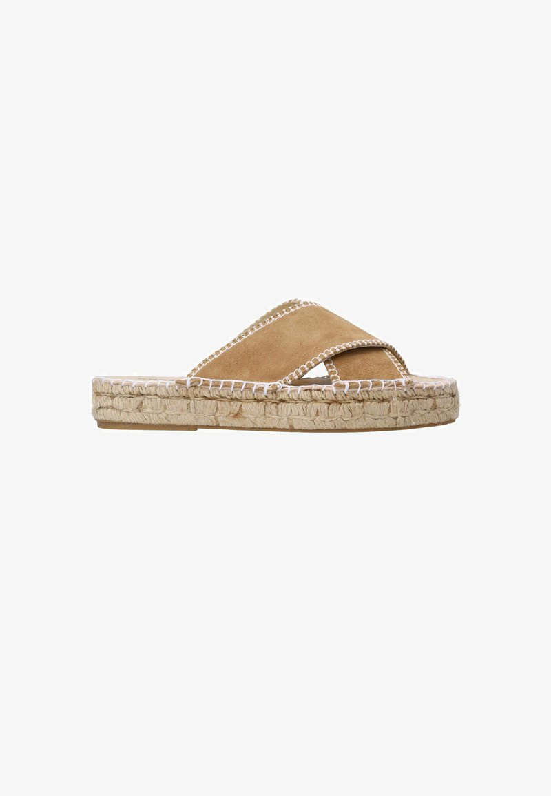 Sandales à semelle en suède beige avec un design à lanières croisées. Semelle en jute tressé de style espadrille. Coutures blanches le long des bords. Talon plat.