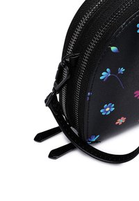 Schwarze synthetische Leder Tasche mit mehrfarbigen Blumenmustern, Reißverschlussverschluss und abnehmbarem Tragegurt. Verfügt über eine glatte Textur und robustes Zubehör.