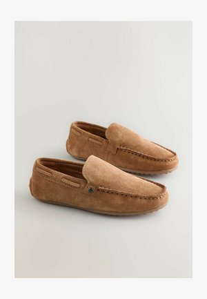 Pruunist nahast libisemisega kingad, millel on sile tekstuur, õmmeldud detailid ja kummitaldad. Omab minimaalset riistvara, et kanda oleks lihtne.