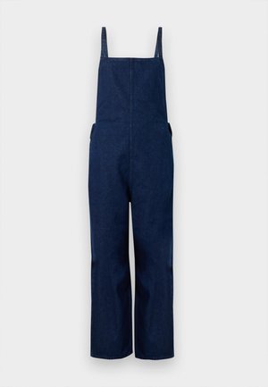 Pantalones de mezclilla azul marino con perneras amplias, tirantes ajustables y bolsillos laterales, que presentan un diseño limpio y minimalista con una textura suave.