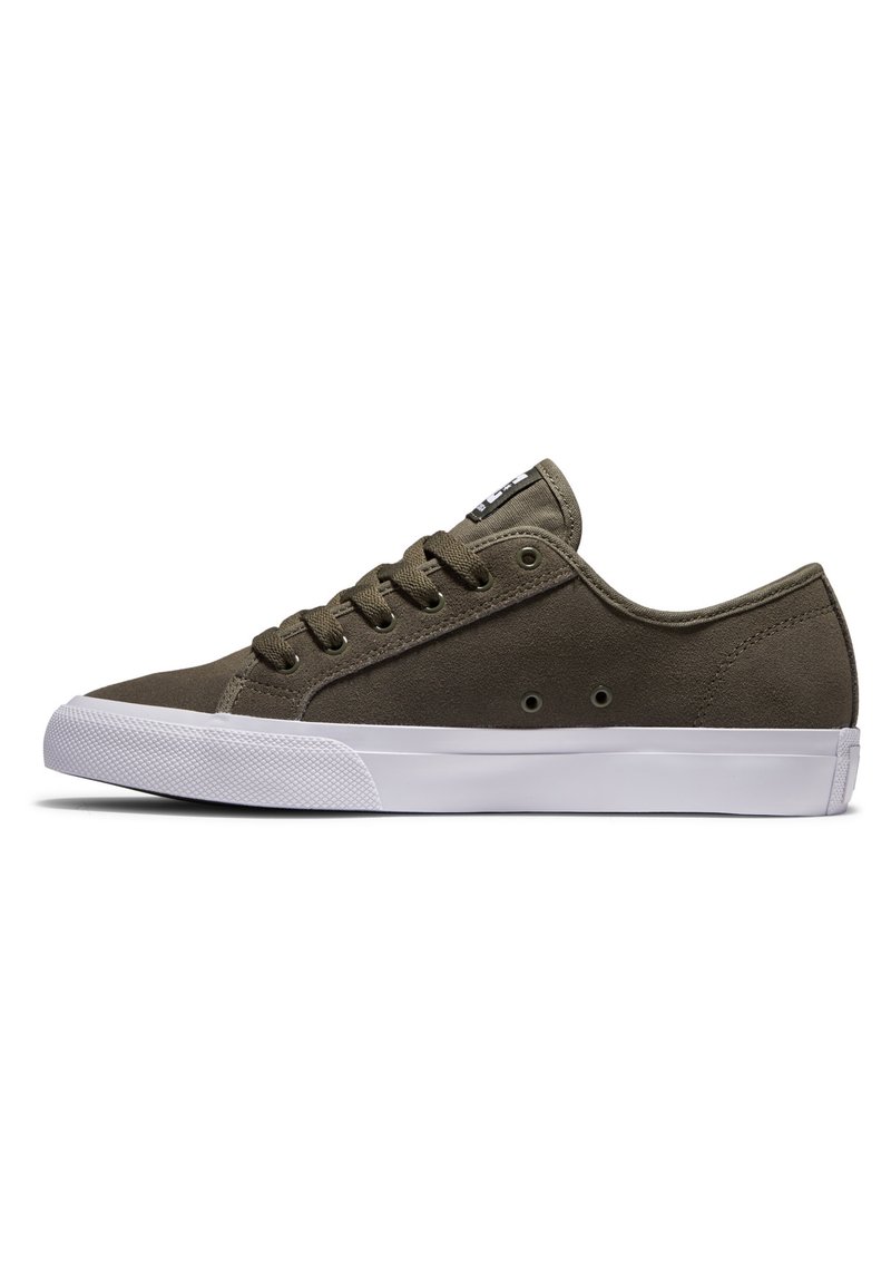 Zapatillas de ante verde oliva con suelas de goma blanca, cinco agujeros para los cordones y una etiqueta negra en la lengüeta. Punta redondeada y diseño minimalista.