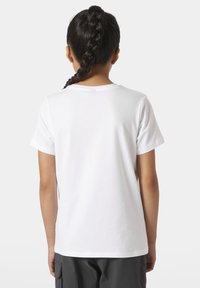 Camiseta de algodón blanca con mangas cortas y cuello redondo. La parte trasera presenta una textura lisa, sin patrones ni detalles visibles.