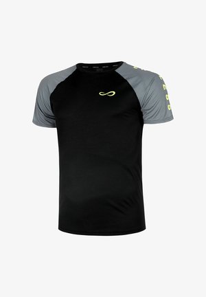 Korte mouwen zwarte sportshirt met grijze mesh-geweven schouders en een gele oneindigheidlogo op de borst. Soepele textuur, aansluitend ontwerp.