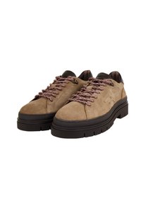 Scarpe in suede beige con lacci in maroon e bianco a fantasia, suola nera spessa e collo del tallone imbottito di colore nero.