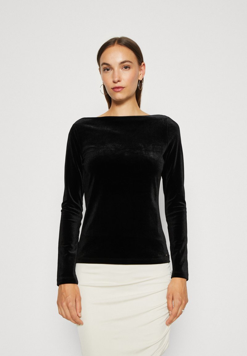 Schwarzes Samtoberteil mit langen Ärmeln und weitem Ausschnitt, glatter Textur und figurbetonter Silhouette. Verfügt über dezente Nähte am Saum.