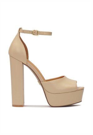 Beige Plattform-Absatzsandalen mit offenem Zeh, Knöchelriemen und quadratischem Blockabsatz. Hergestellt aus glattem Material mit mattierter Oberfläche.