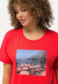 Ulla Popken PHOTO GRAPHIC SHORT SLEEVE  - Triko s potiskem - coral