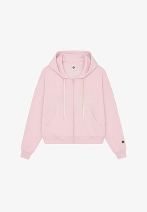 Sweat à capuche zippé rose clair avec poches avant, capuche ajustable avec cordon de serrage, poignets côtelés et petit logo circulaire sur le poignet de la manche gauche.