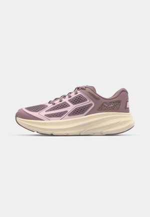 Pantof cu sport de culoare violet deschis, cu un superior din plasă, accente din plastic, talpă amortizată și o talpă intermediară groasă, rotundă, pentru susținere.