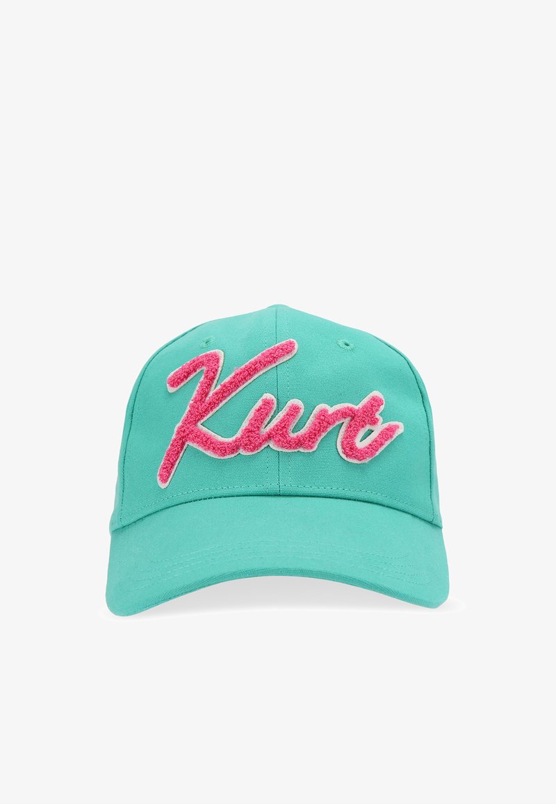 Turquoise baseballpet met een roze, gestructureerd "Kurt" geborduurd ontwerp aan de voorkant, voorzien van een gebogen klep en verstelbare band.