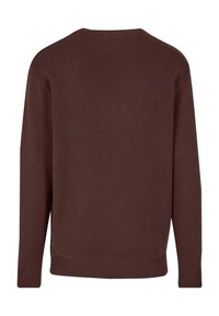 Brauner Pullover, gerippte Textur, Rundhalsausschnitt, lange Ärmel und entspannte Passform; dezentes Markenetikett am Saum.