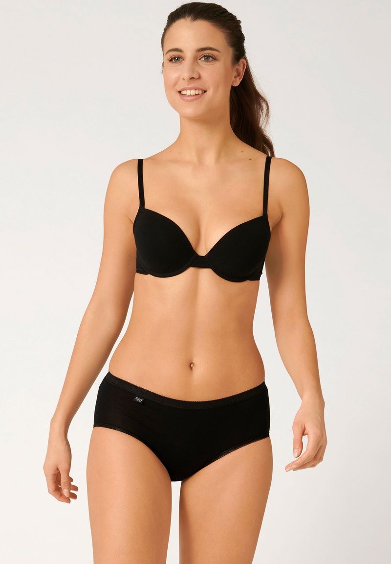 Set di lingerie nera composto da un reggiseno con coppe preformate e spalline regolabili, abbinato a slip hipster neri. Tessuto liscio con un leggero lucido.