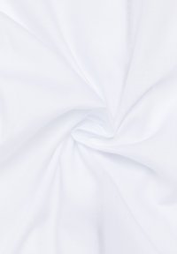 Tessuto bianco con una superficie liscia, leggermente spiegazzato in un motivo a spirale. Un materiale leggero, che presenta un design pulito e semplice.