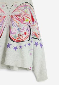 Felpa grigia con una grafica di farfalla in rosa, viola e rosso, caratterizzata da motivi ondulati e stelle; polsini e orlo a coste.