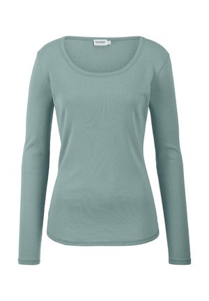 Camiseta de manga larga en suave tela verde menta. Presenta un escote redondeado y una silueta ajustada. Textura lisa con detalles de costura mínimos.
