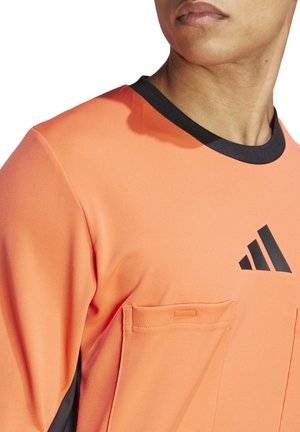 Kurzärmliges orangefarbenes Sportshirt mit schwarzem Rundhalsausschnitt, ausgestattet mit zwei Fronttaschen und einem schwarzen Logo auf der Brust. Glatte Textur.