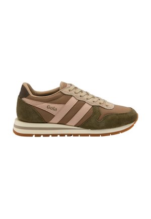 Sneaker marrone e verde oliva con strisce beige, chiusura frontale con lacci e suola bianca con battistrada marrone, marchiata Gola sul lato.
