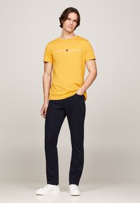 Tommy Hilfiger LOGO TEE - Apdrukāts T-krekls - city yellow