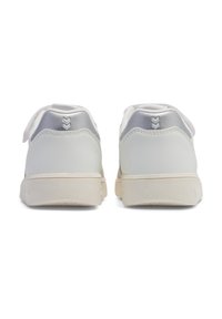 Weiße Sneakers mit einem Obermaterial aus glattem Leder, silbernen Akzenten an der Ferse und strukturierten Gummisohlen. Die Rückansicht zeigt minimale Nähte.