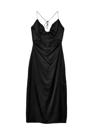 Abito slip in satin nero con spalline sottili regolabili, scollatura arricciata e una silhouette liscia e aderente. Presenta un design di lunghezza media.