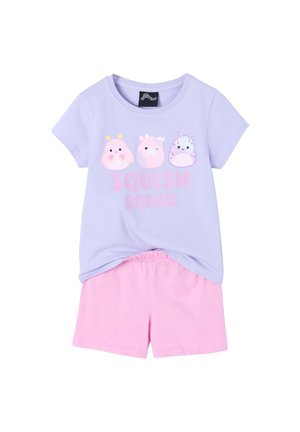Fliederfarbenes kurzärmeliges Hemd mit drei niedlichen Cartoon-Figuren und dem Schriftzug "Squish Squad", kombiniert mit rosa Shorts mit elastischem Bund.