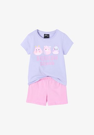 Fliederfarbenes kurzärmeliges Hemd mit drei niedlichen Cartoon-Figuren und dem Schriftzug "Squish Squad", kombiniert mit rosa Shorts mit elastischem Bund.