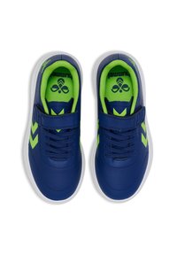 Mörkblå sneakers med ljusgröna accenter. Har en texturerad ovandel, elastiska snören och ett kardborreband. Vita gummisulor.