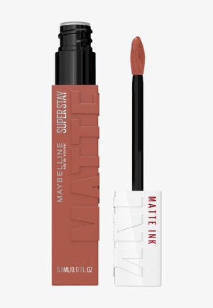 Maybelline SuperStay Matte Ink flydende læbestift i afdæmpet nøgen nuancer med applikator ved siden af den rektangulære tube.