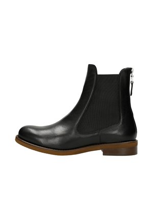 Stivale Chelsea in pelle nera con pannelli elastici laterali e zip sul retro. Presenta una punta rotonda e una suola marrone a contrasto. Finitura liscia.