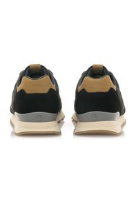 Schwarze und braune Sneaker mit strukturiertem Finish, gepolsterten Sohlen und Gummisohlen. Mit einem Zieh-Tab und einem Logodetail an der Ferse.