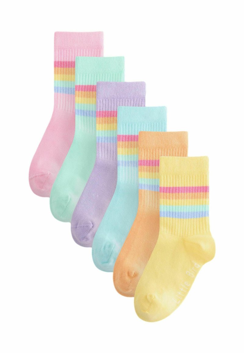 Sei paia di calzini di cotone in colori pastello: rosa, menta, lavanda, azzurro chiaro, arancione e giallo, con accenti a righe su alcune paia.