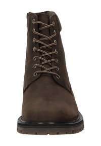 Stivale in pelle marrone con lacci, finitura testurizzata, occhielli in metallo e suola in gomma robusta. Presenta una cerniera laterale per un facile accesso.
