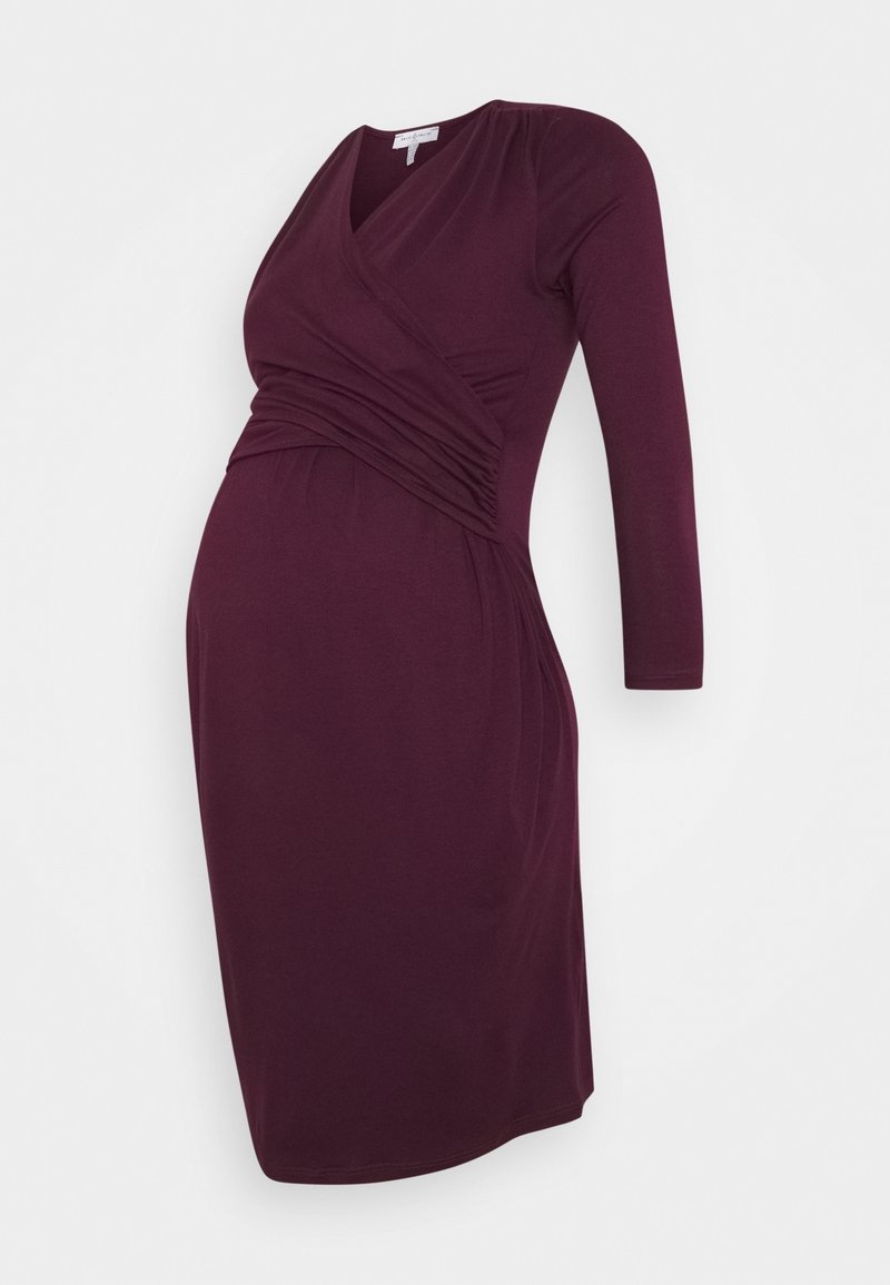 Schwangerschaftskleid in tiefem Burgunderrot, mit Wickeldesign, langen Ärmeln und gerafftem Bund für zusätzlichen Komfort. Glatter, dehnbarer Stoff.