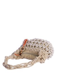 Bolso beige de red con un diseño de cuerda texturizada, que presenta un borlas naranja, herrajes decorativos y un compartimento con cremallera.