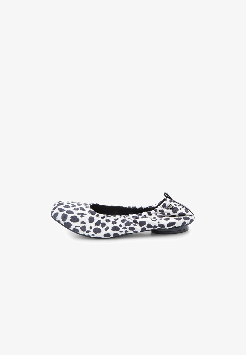 Baleriny w leopardzi wzór w czerni na białym tle, z miękkiego materiału, o okrągłym nosku, elastycznymi brzegami i niską czarną podeszwą.