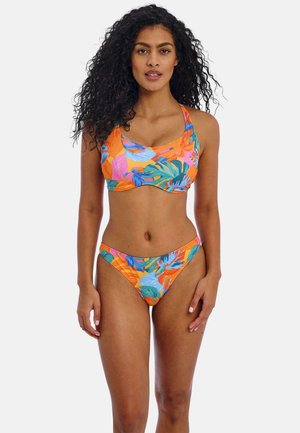 Ensemble de bikini multicolore avec un motif de feuilles tropicales en orange, rose et bleu. Le matériau est lisse ; le haut a des bretelles larges, le bas est taille basse.