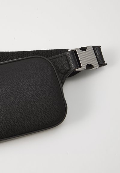 Porte-documents en cuir noir avec une finition texturée, doté d'une boucle en métal argenté et d'une sangle réglable pour une fermeture sécurisée.