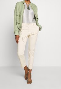 Rich & Royal Let jakke / Sommerjakker - khaki