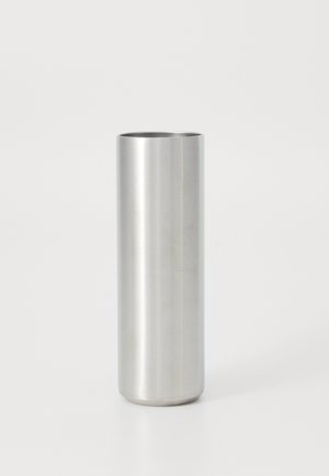 Vaso cilindrico in acciaio inossidabile con finitura spazzolata, bordo liscio e diametro che si restringe verso la base. Design minimalista.