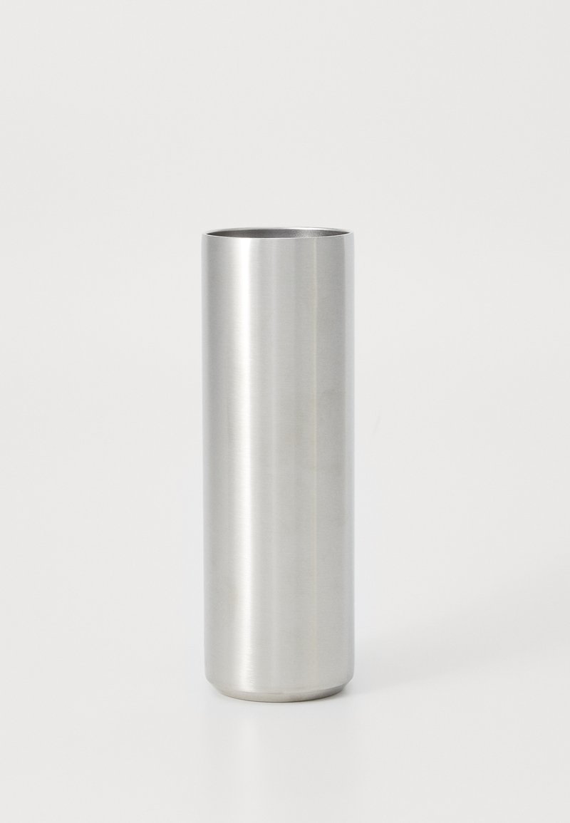 Vaso cilindrico in acciaio inossidabile con finitura spazzolata, bordo liscio e diametro che si restringe verso la base. Design minimalista.