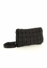 Borsa a tracolla nera in pelle con motivo quadrato intrecciato, dotata di una tracolla rimovibile e una superficie testurizzata. Forma rettangolare compatta.