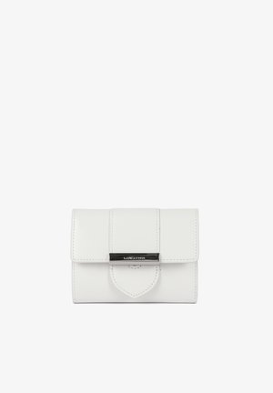 Witte leren clutch met voorflap en zilverkleurige metalen stang met gegraveerde tekst "Lancaster" op een effen witte achtergrond.