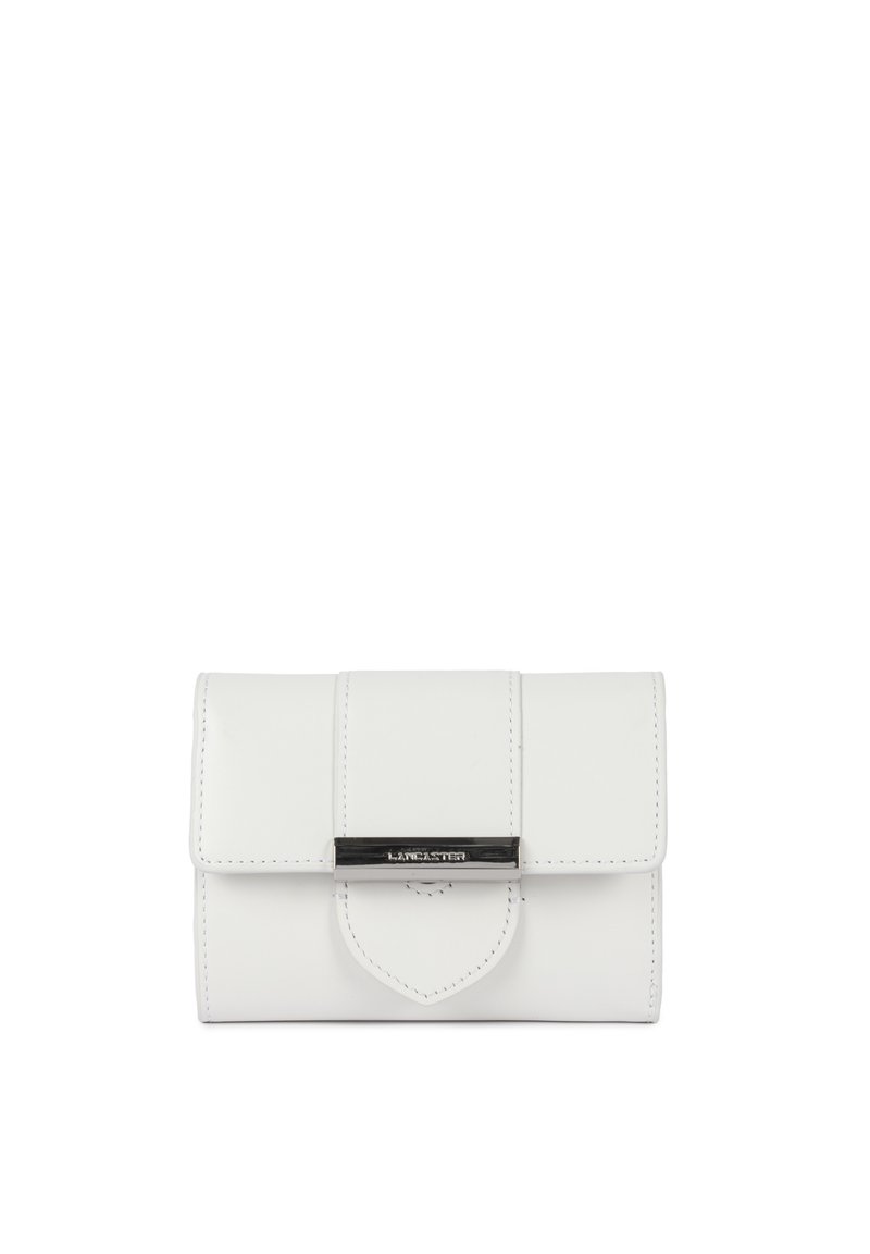 Pochette en cuir blanc avec rabat avant et barre métallique argentée gravée "Lancaster" sur un fond blanc uni.