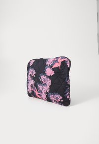 Quiltad tygpåse med mörkblå bas och rosa blommönster, accentuerad av en kontrasterande dragkedja. Rektangulär form med mjuk yta.