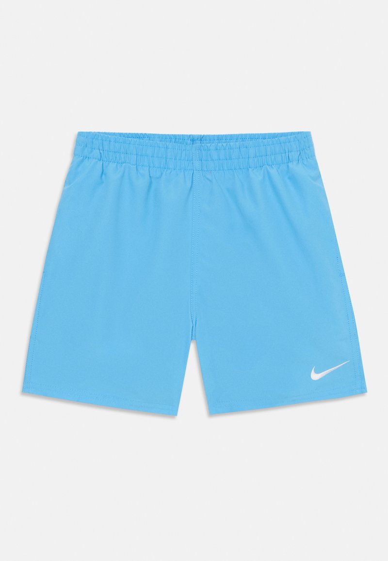 Šviesiai mėlyni sportiniai šortai su elastingu juosmeniu, lygia tekstūra ir baltu Nike logotipu apatinėje dešinėje pusėje.