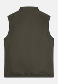 Gilet senza maniche di colore verde oliva realizzato in materiale liscio e leggero. Presenta un colletto alto e dettagli arricciati sulle spalle. Assenza di chiusure visibili.