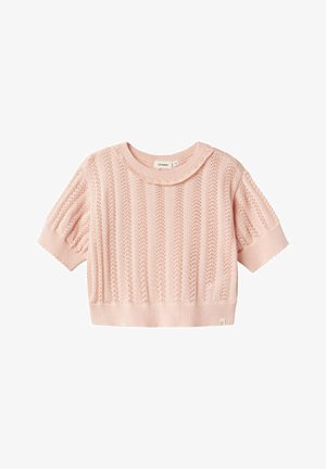 Šviesiai rožinis trumpas megztinis su trumpomis rankovėmis, turintis raštuotą tekstūrą ir mažas išpjovas. Apvalus iškirpimas su banguotais kraštais.