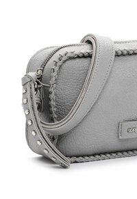 Borsa a tracolla in pelle grigia con superficie texturizzata, dettagli intrecciati e fasce decorate con borchie. Chiusura con zip nella parte superiore.